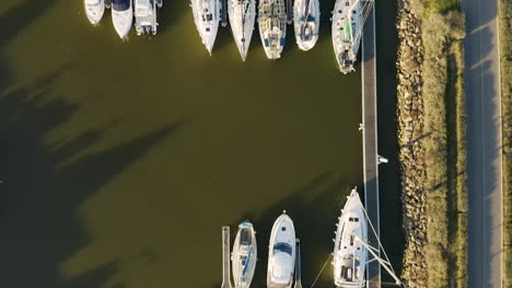 Vertikale-Luftdrohnenansicht-über-Angedockte-Segelboote-Im-Hafen-Von-Chichoulet