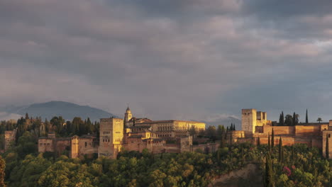 puesta de sol con la alhambra de granada como tema principal