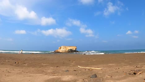 Timelapse-Of-Playa-Muñecos,-Veracruz-Showing-Clouds-And-Sea