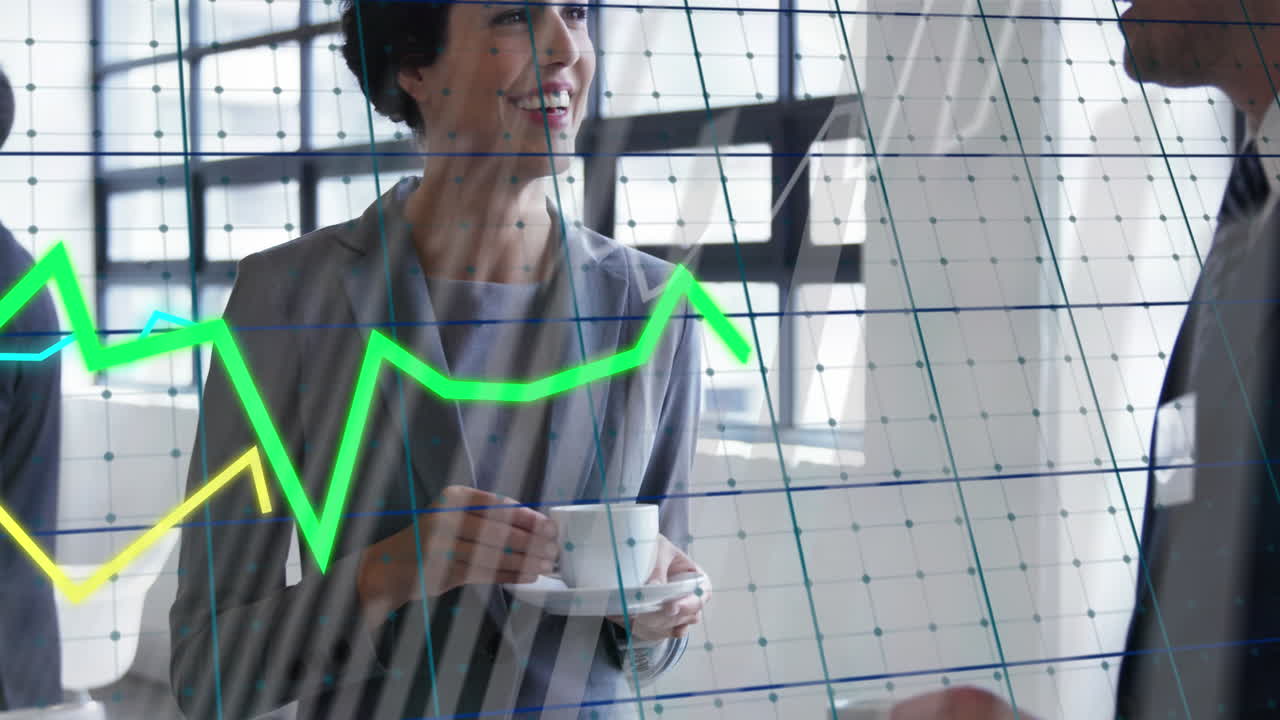 animación de gráficos sobre el patrón de cuadrícula, diversos compañeros de trabajo discutiendo durante la pausa del té en la oficina