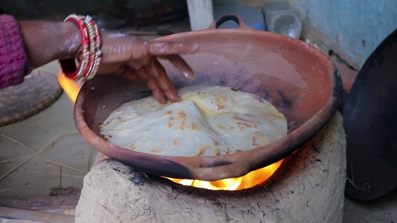 mujeres haciendo pan de arroz en recipientes tradicionales de tierra en el fuego de leña desde diferentes ángulos en la aldea