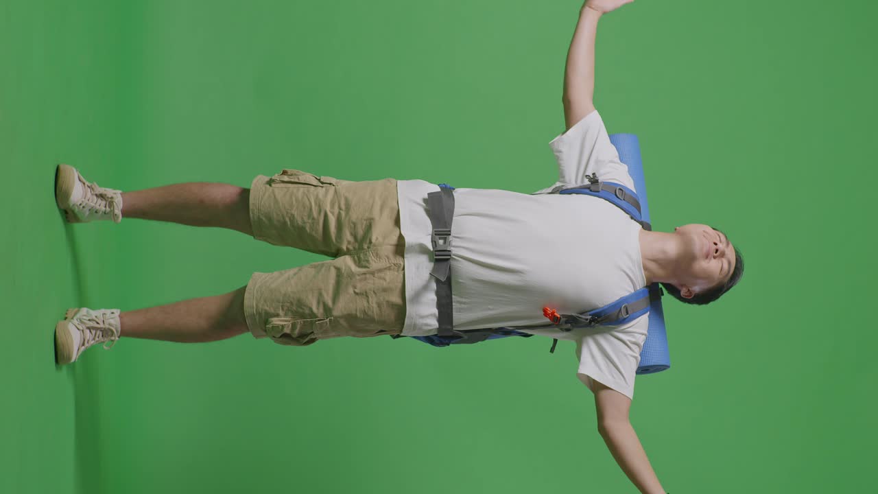 hombre con mochila en la pantalla verde