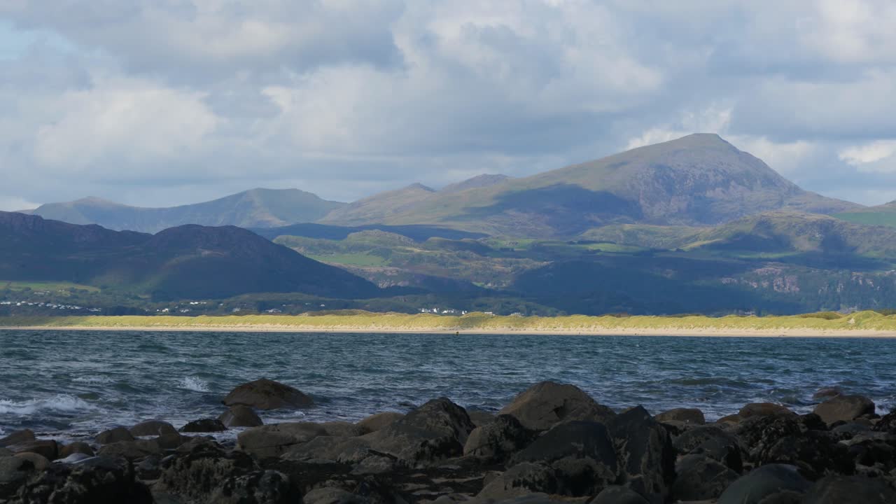 록키 해안선 5번, morfa dyffryn, 웨일즈, 영국, 정적 카메라, 10초 버전 근처에서 llyn 반도를 바라보고 있습니다.