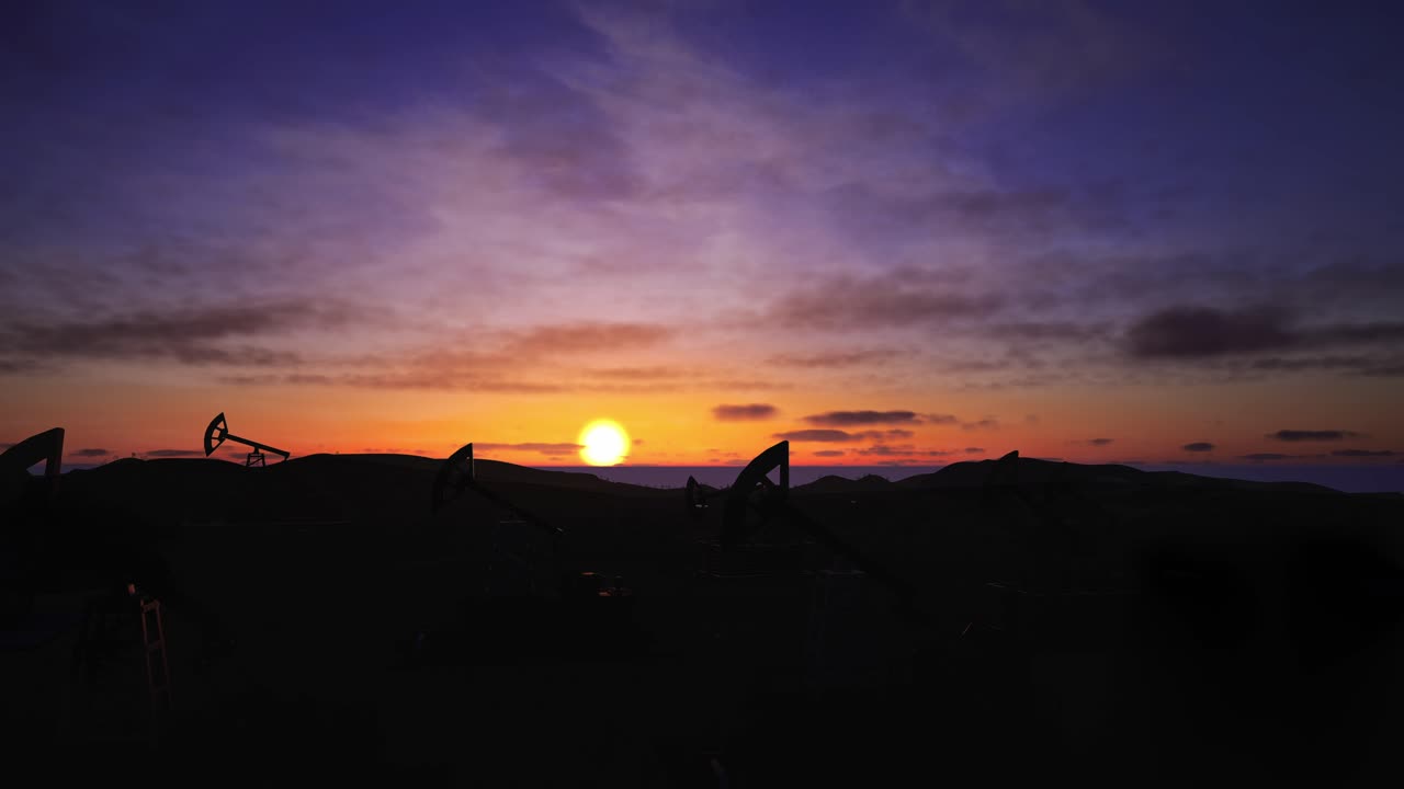 Öljypumppu, öljyteollisuuden laitteet, poraustornien siluetti öljykentältä auringonlaskun aikaan dramaattisen taivaan alla.