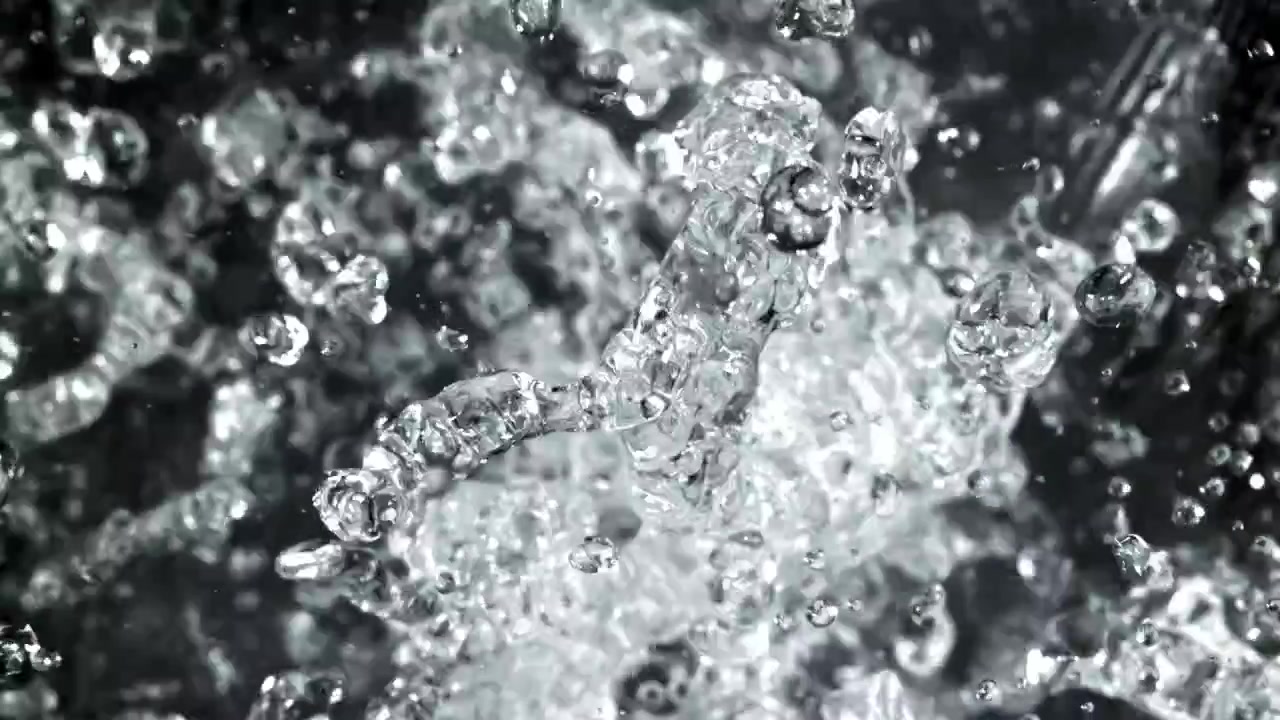 Primo piano di bolle e goccioline d'acqua limpide al rallentatore