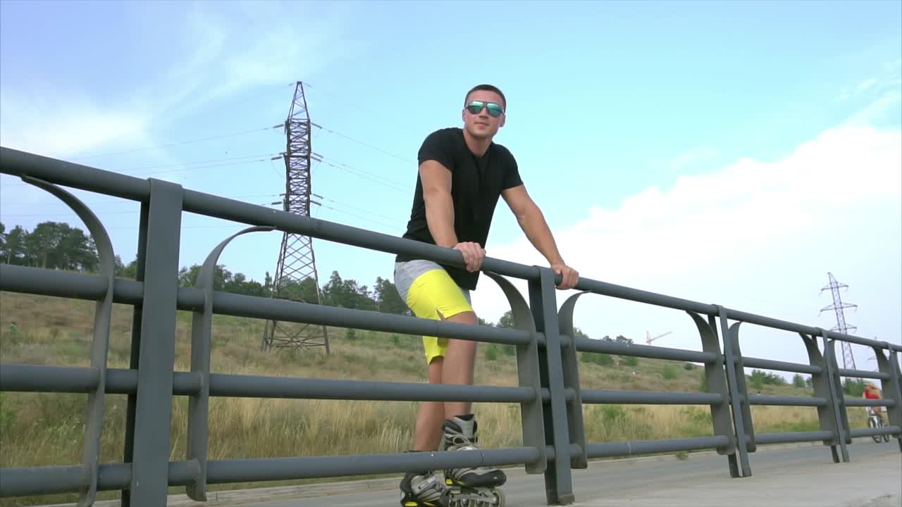 hombre patinando por una valla en el paisaje urbano