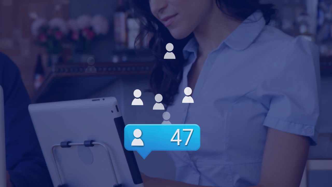 animación de iconos de los medios sobre una mujer de negocios biracial usando una tableta