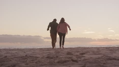 Aktives-älteres-Paar-Am-Strand