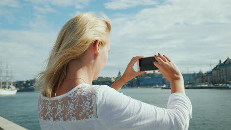 Eine-Junge-Frau-Fotografiert-Eine-Schöne-Aussicht-Auf-Die-Stadt-Stockholm-Reisen-In-Schweden