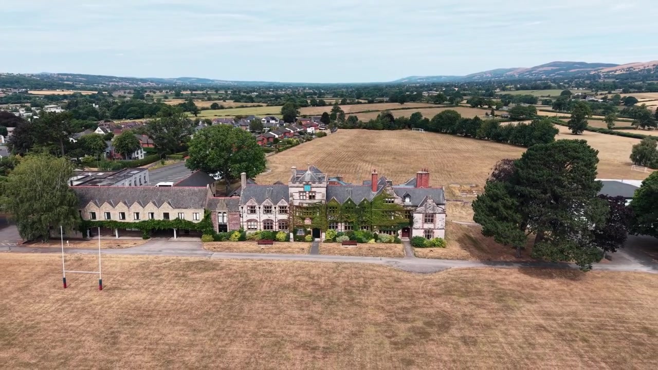 Ruthin School dopo la chiusura appena annunciata - ripresa con drone, Galles del Nord - Agosto 2026