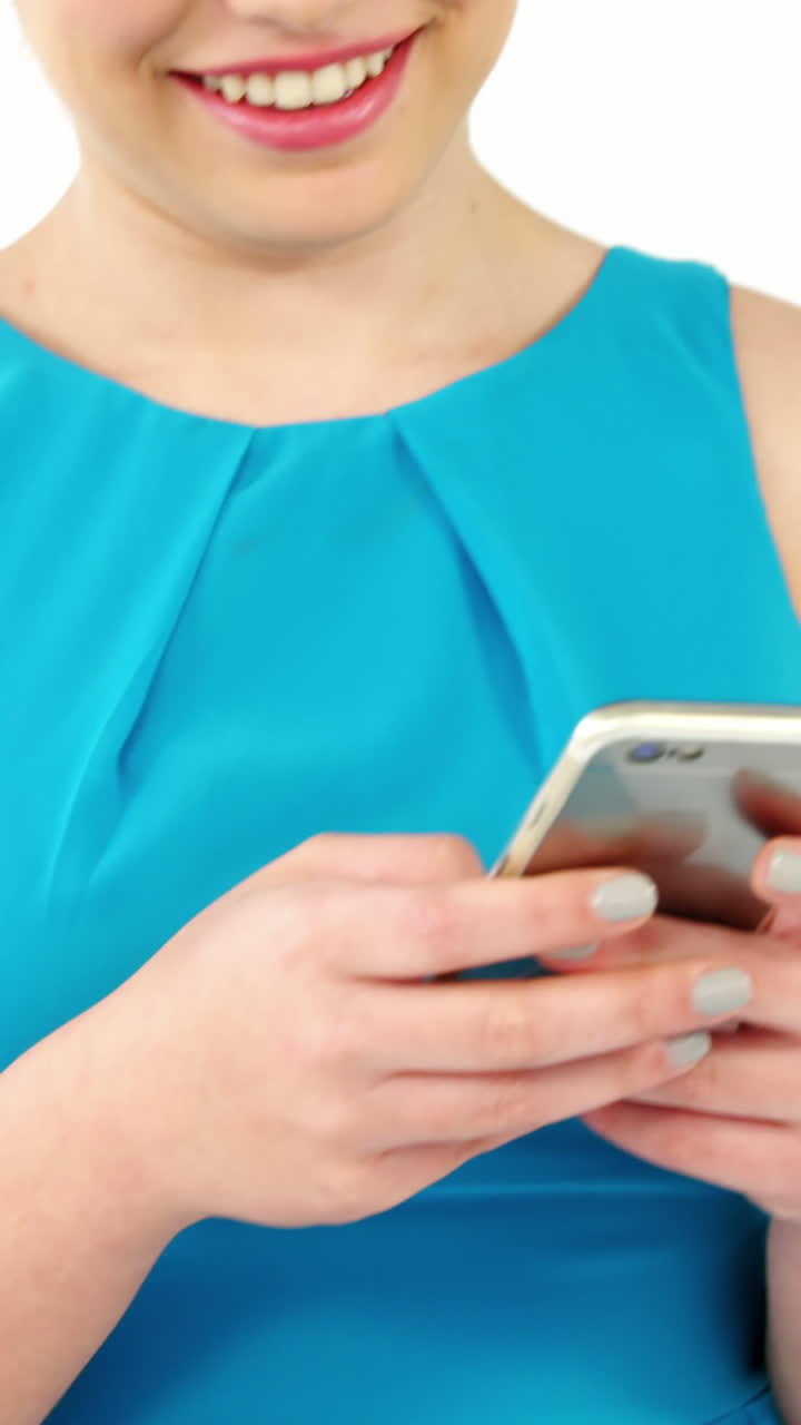 mujer usando teléfono móvil