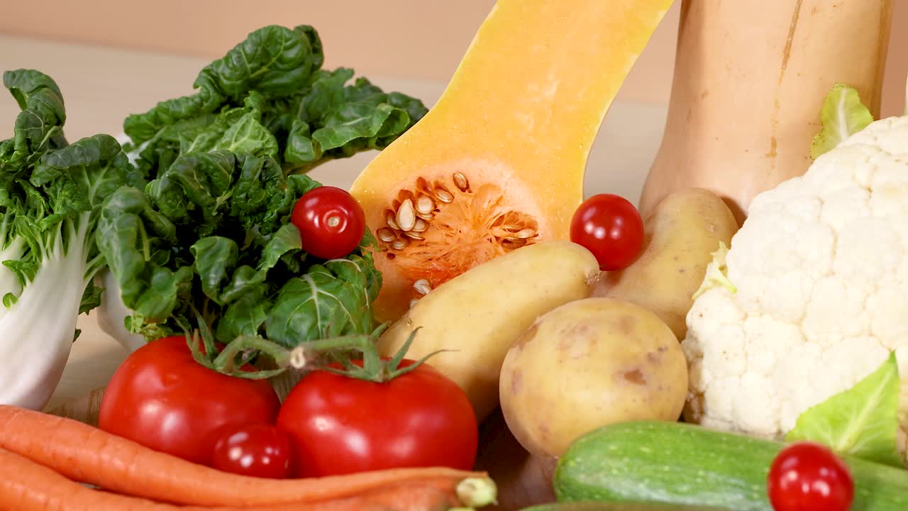 신선한 채소의 활기찬 품종은 끔하게 배열되어 있으며, 밝은 조명 아래 다양한 색상과 질감을 보여줍니다.