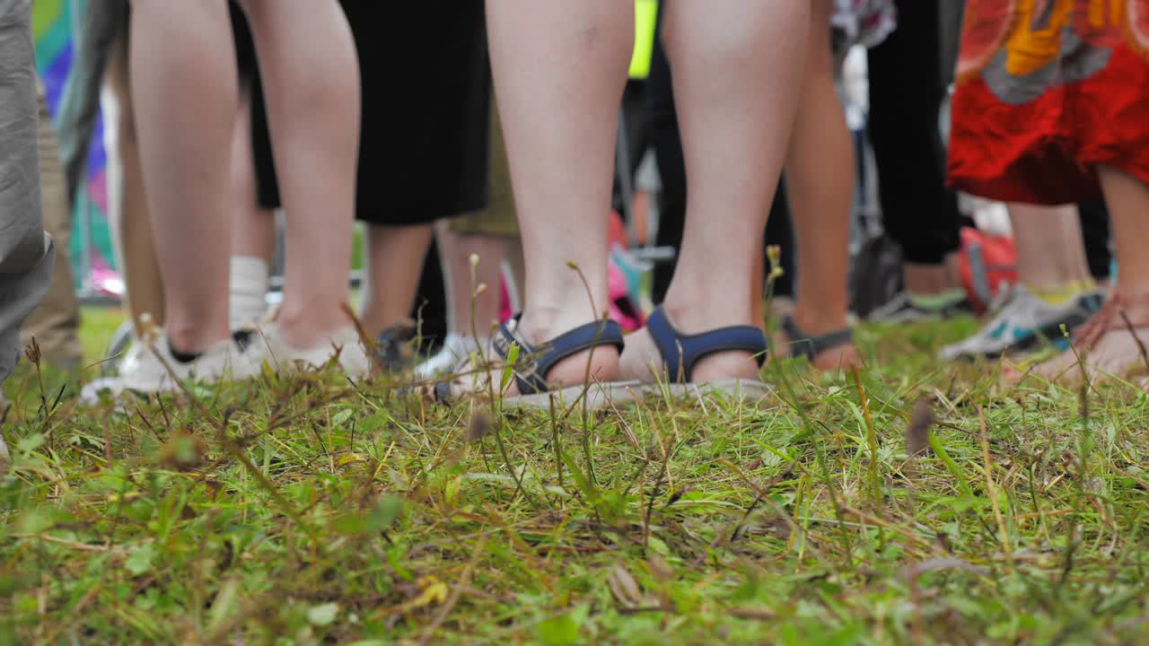 관객들은 야외 콘서트에서 춤을 추고 있습니다.