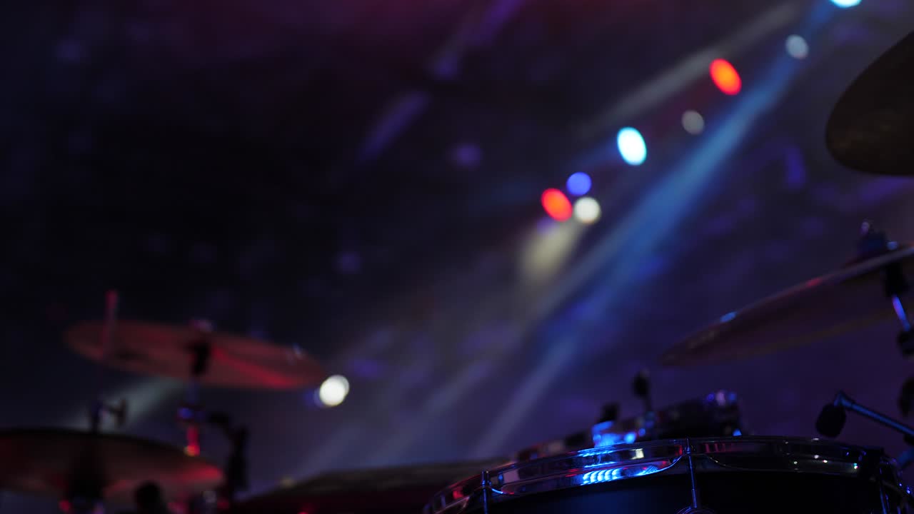 Bateria contra o fundo de luzes de palco.