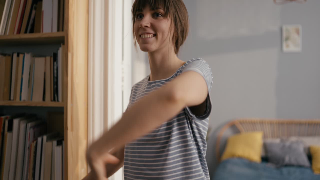 mujer haciendo yoga en casa