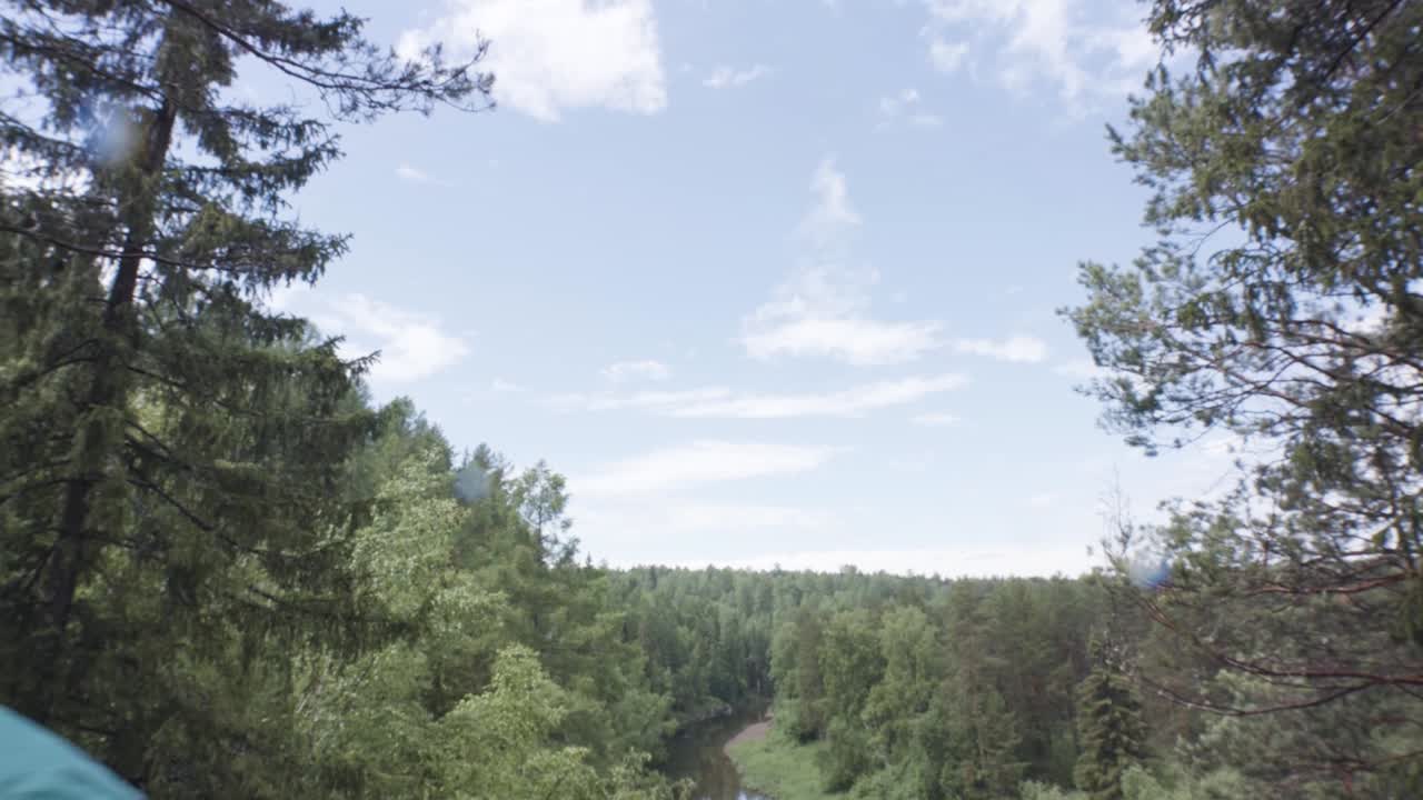 강 의 숲에서 하이킹하는 남자