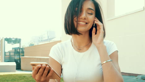 mujer joven escuchando música al aire libre