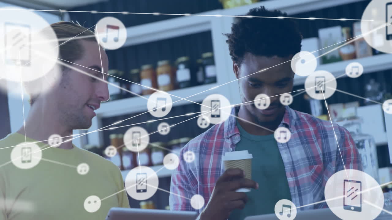 태블릿을 가진 다양한 남자들에 대한 음악 아이콘과의 연결 네트워크의 애니메이션