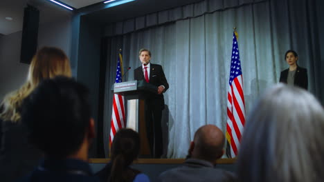 el candidato presidencial de estados unidos llega a la tribuna, comienza la actuación, responde a las preguntas de los periodistas y da una entrevista. política republicana estadounidense en una conferencia de prensa. día de las elecciones.