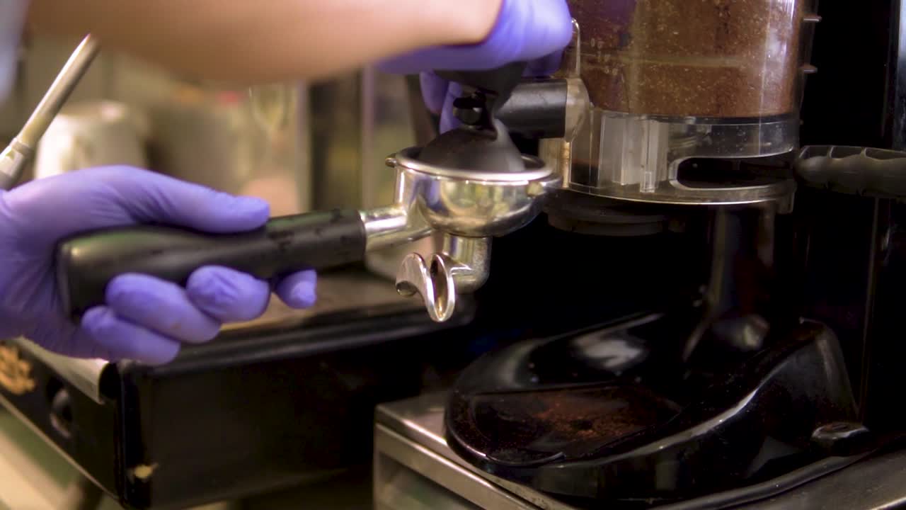 el nuevo miembro de la cafetería está preparando café no está muy seguro de lo que está haciendo