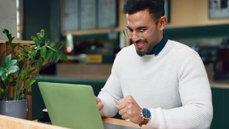 Hombre,-Ganador-Y-Computadora-Portátil-En-El-Café-Para-Lograr-El-éxito