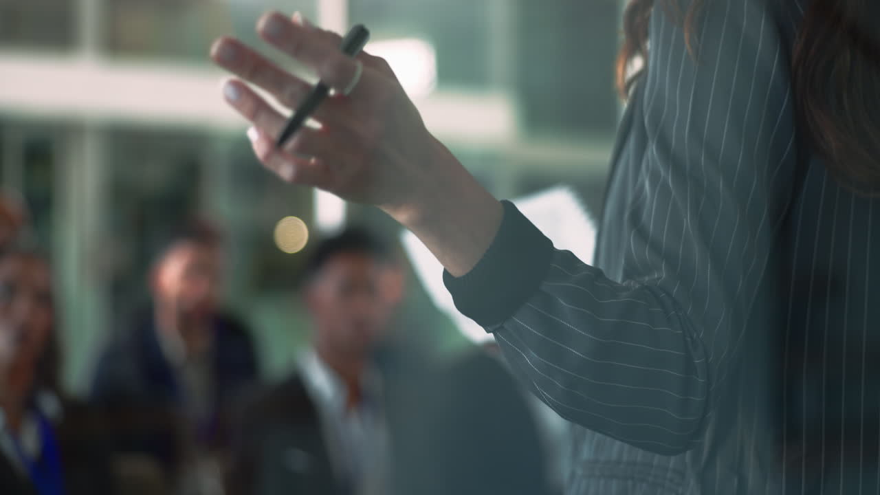 한 무리의 사람들에게 프레젠테이션을 하는 사업가