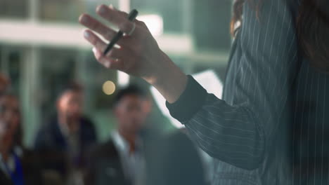 mujer de negocios dando una presentación a un grupo de personas