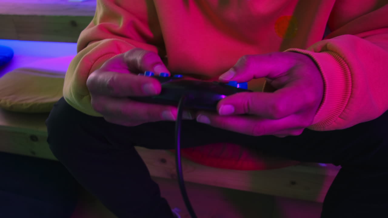 persona che gioca a videogiochi