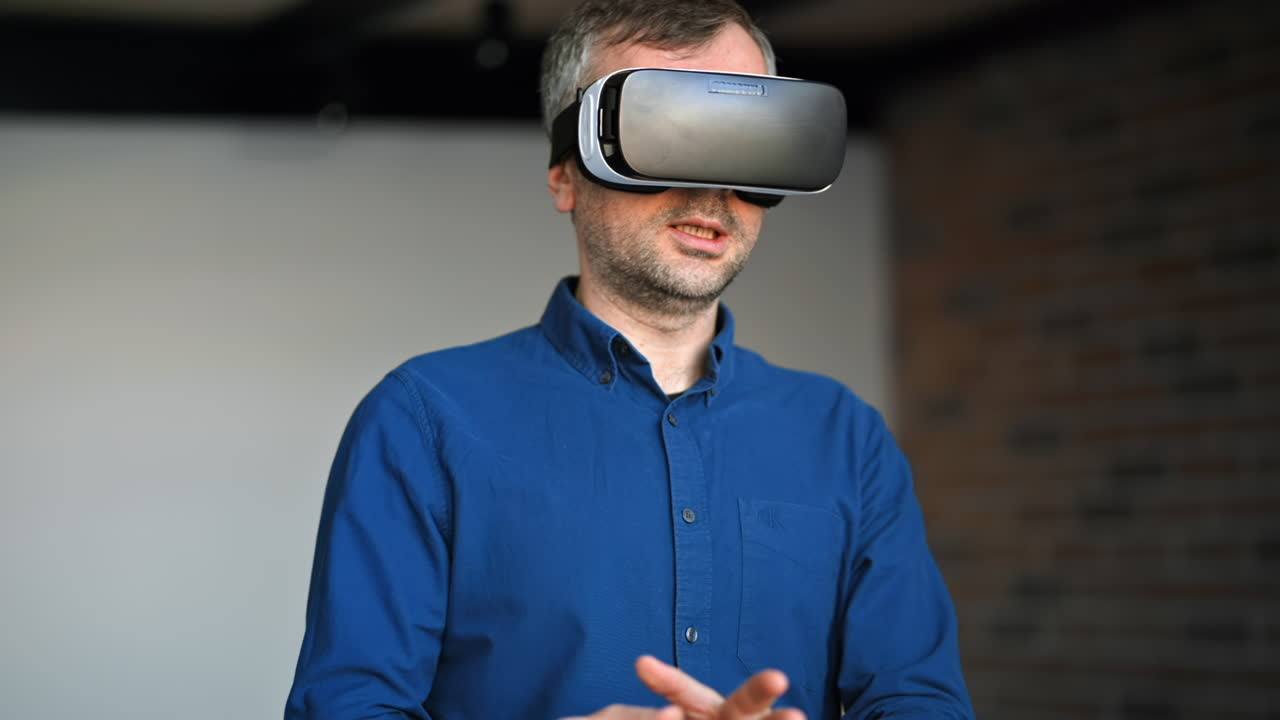 Uomo che gesticola mentre utilizza un visore per la realtà virtuale in un ufficio