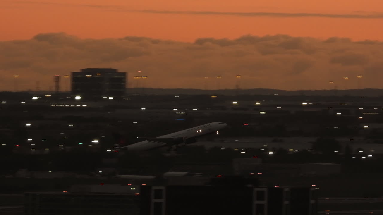 Aereo che decolla al crepuscolo in un'atmosfera misteriosa