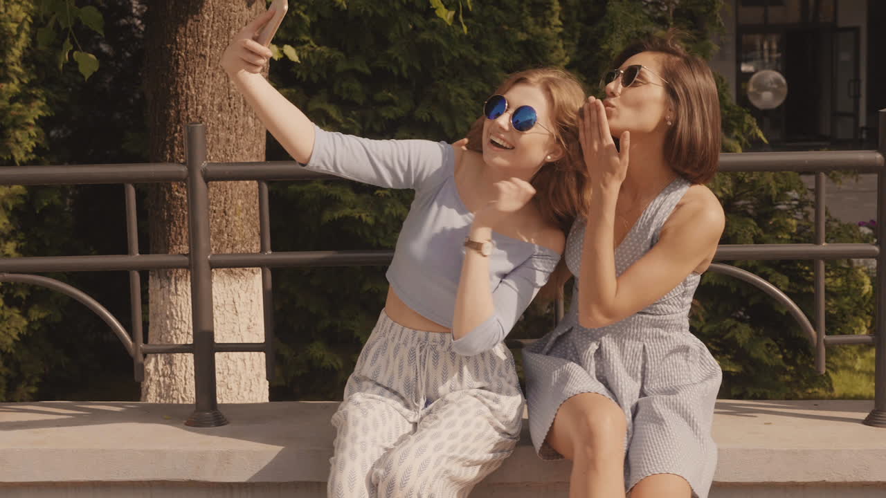 Dos mujeres jóvenes tomándose un selfie