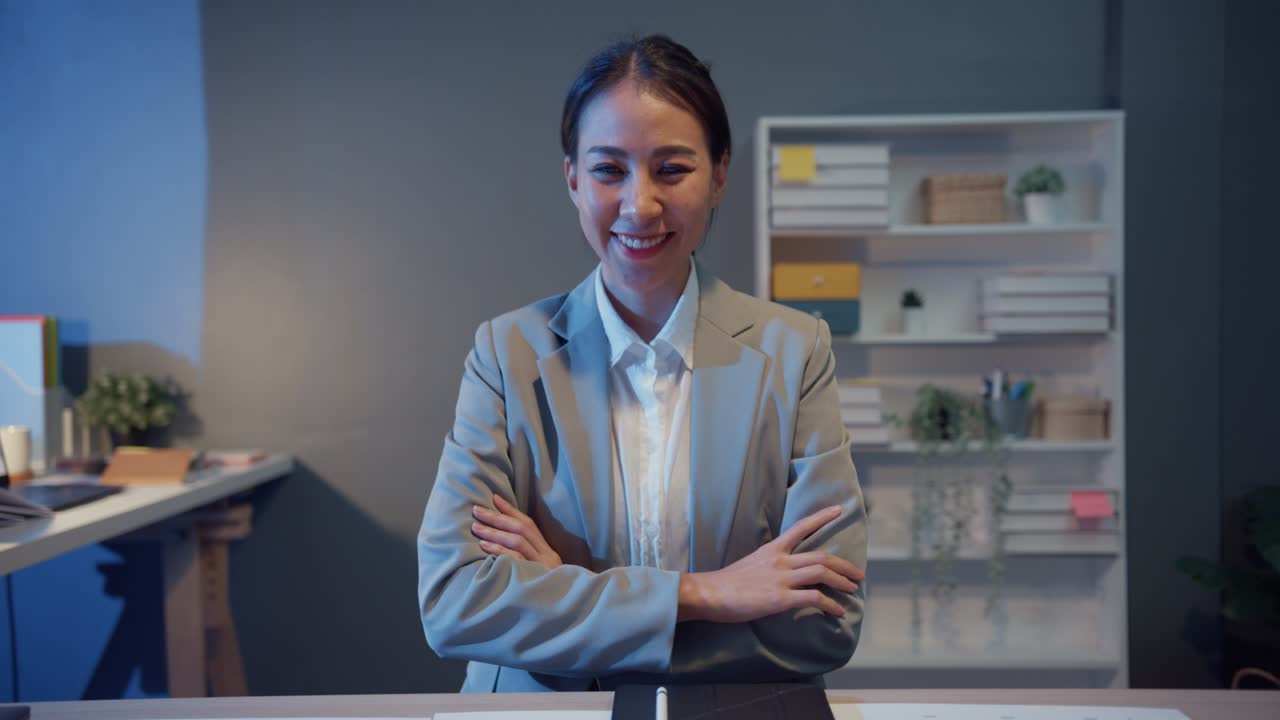 경영자 사업가 여성의 초상화 스마트 캐주얼 옷 카메라를보고 미소 짓고, 현대적인 사무실 작업 장소 밤에 행복합니다.젊은 아시아 여성은 집에서 비디오 통화 회의에서 동료와 이야기합니다.