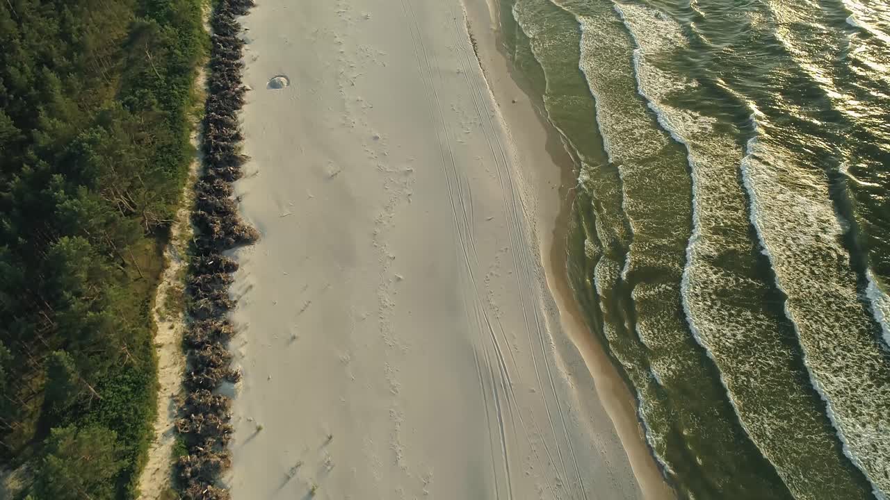 внедорожник покидает пляж через выезд