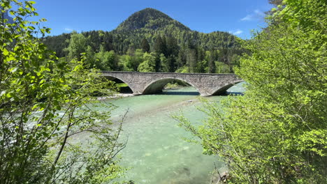 Pintoresco-Paisaje-De-Verano-En-Los-Alpes-Bávaros-Con-Un-Hermoso-Puente-Y-Un-Río-Cerca-Del-Pueblo-De-Ramsau,-Cruce-De-Autos,-Parque-Nacional-Berchtesgadener-Land,-Baviera,-Alemania