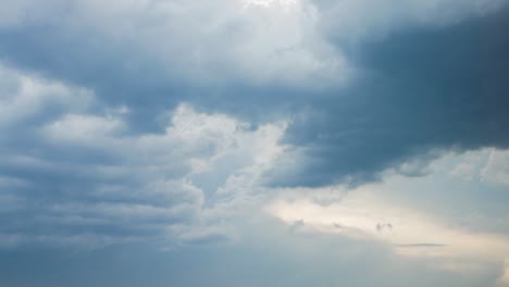 Cielo-Dramático-Con-Nubes-Blancas-Tormentosas-Oscuras,-Toma-De-Lapso-De-Tiempo