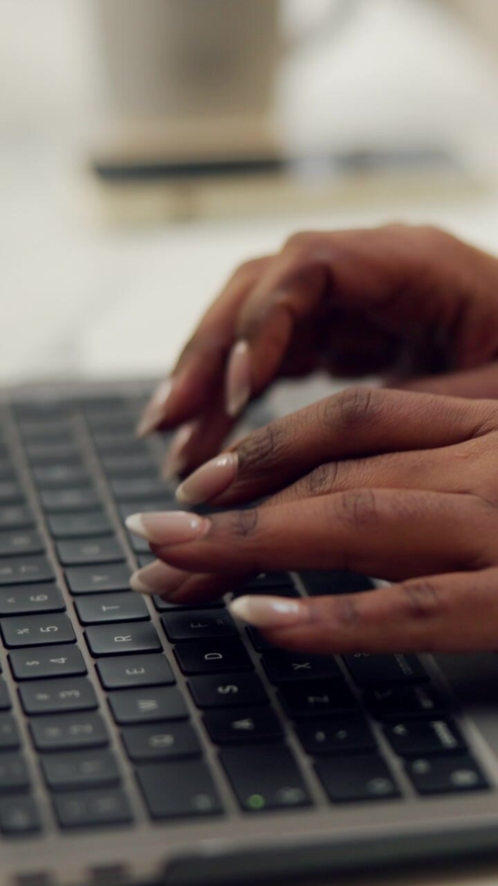 Primo piano di donna che digita sulla tastiera del laptop