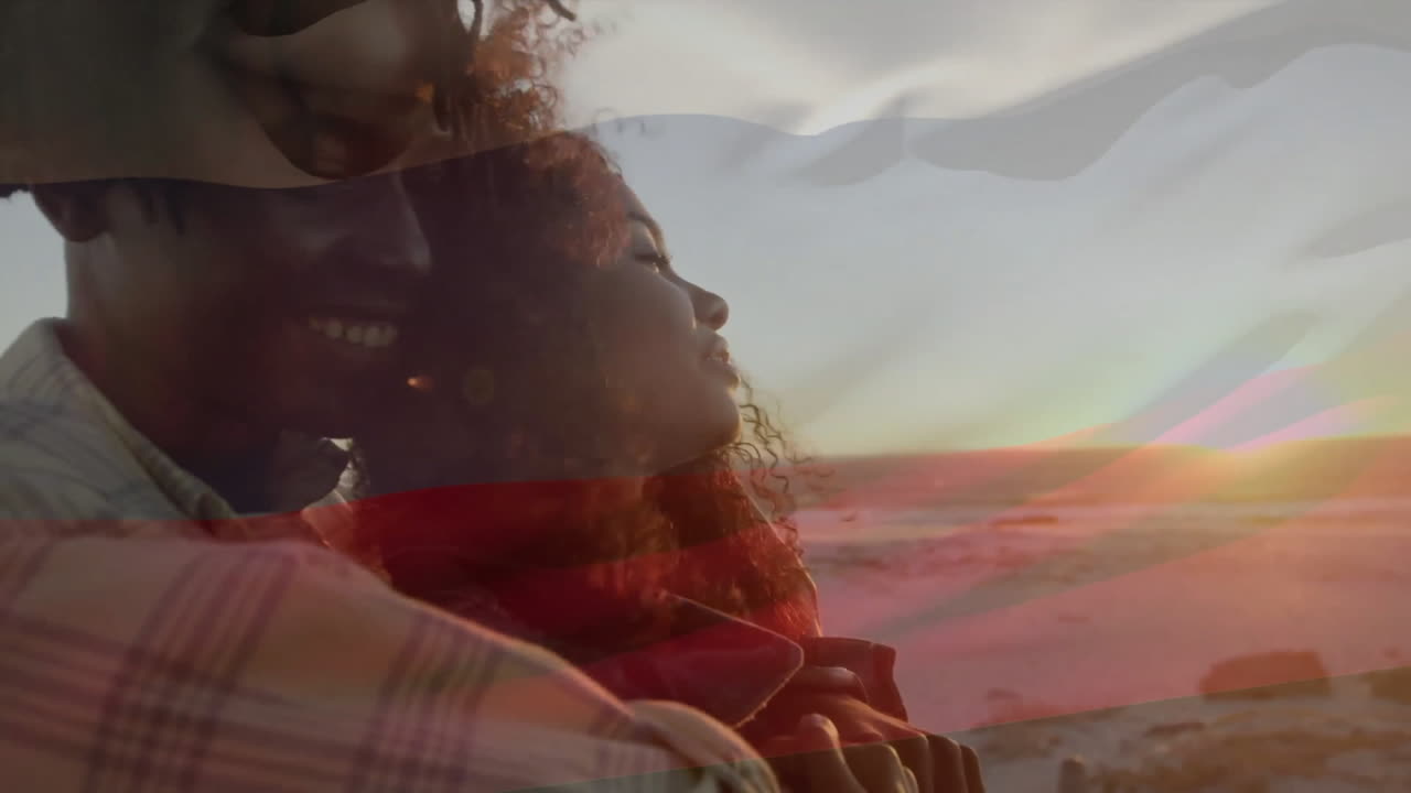 Animación de la bandera de Rusia sobre una pareja diversa y feliz abrazándose sentados en la playa al atardecer.