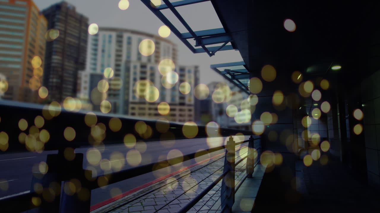 빠른 움직임으로 움직이는 도로 교통 위에 빛나는 노란색 반점의 애니메이션