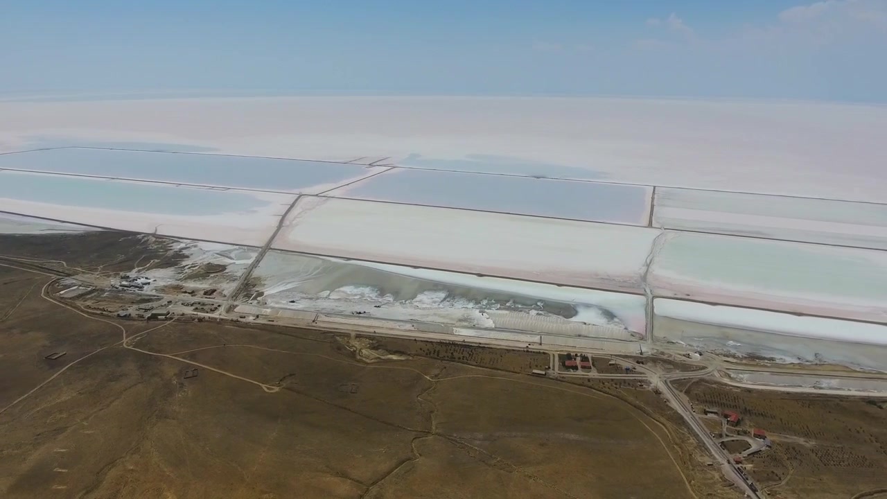 Vista aerea di un lago salato e vasche di evaporazione