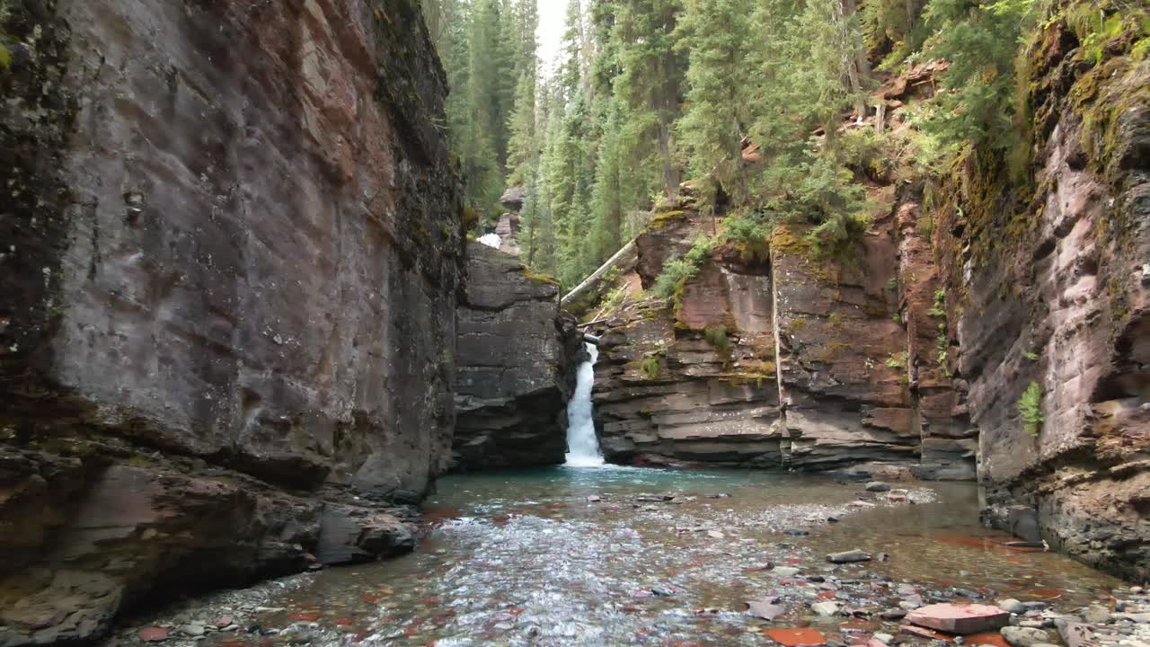 Hidas drone lentää kohti alempia South Fork Mineral Creek -vesiputouksia Coloradossa lähellä Silvertonia