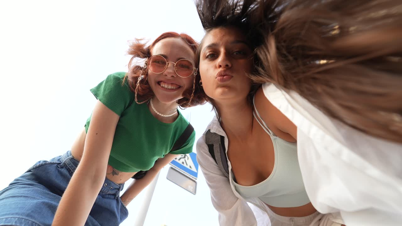 dos mujeres jóvenes divirtiéndose al aire libre