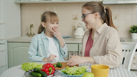 madre e hija cocinando juntos