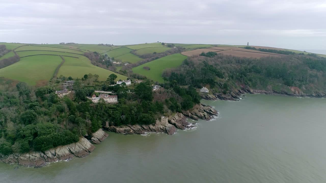 seguimiento aéreo sobre el río dart para revelar el paisaje en el lado de kingswear.
