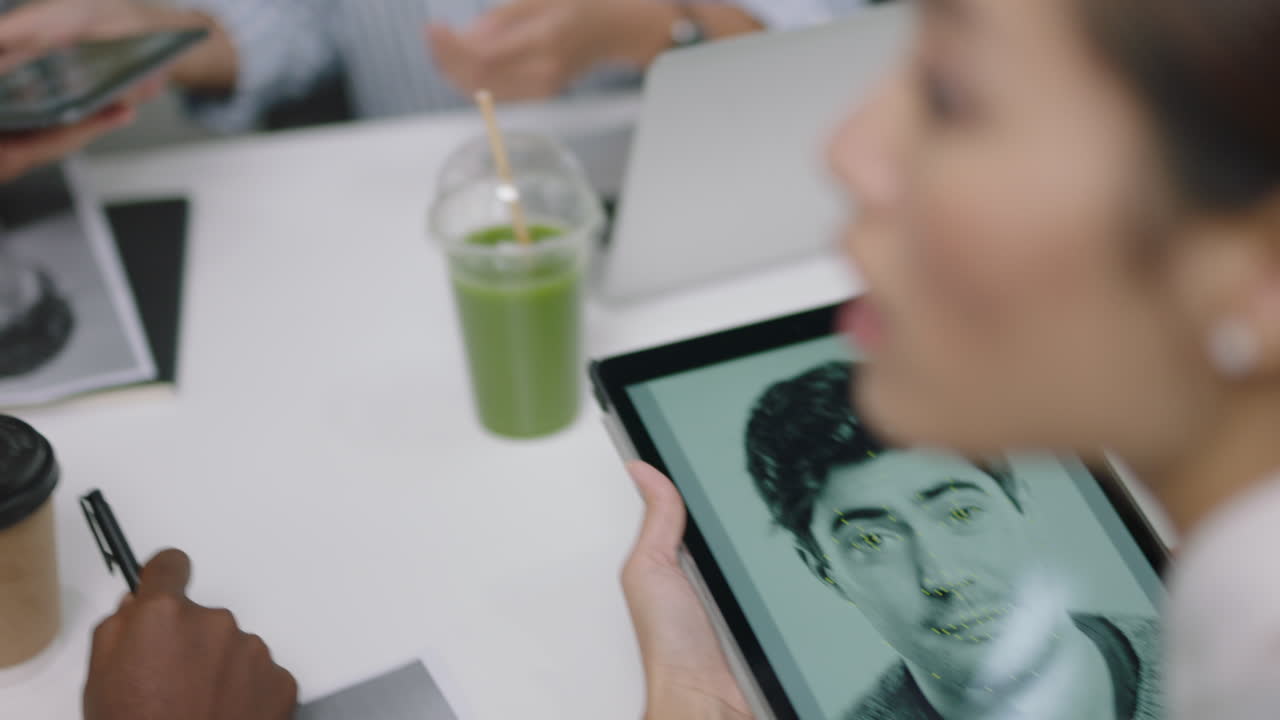 mujer ingeniera de negocios que diseña una aplicación de software de reconocimiento facial para tecnología de comunicación móvil utilizando computadoras tablet discutiendo soluciones de diseño compartiendo ideas de proyectos de cerca