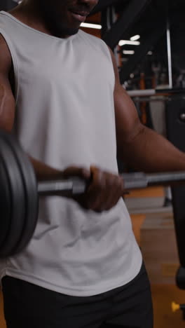 hombre levantando una barra en el gimnasio