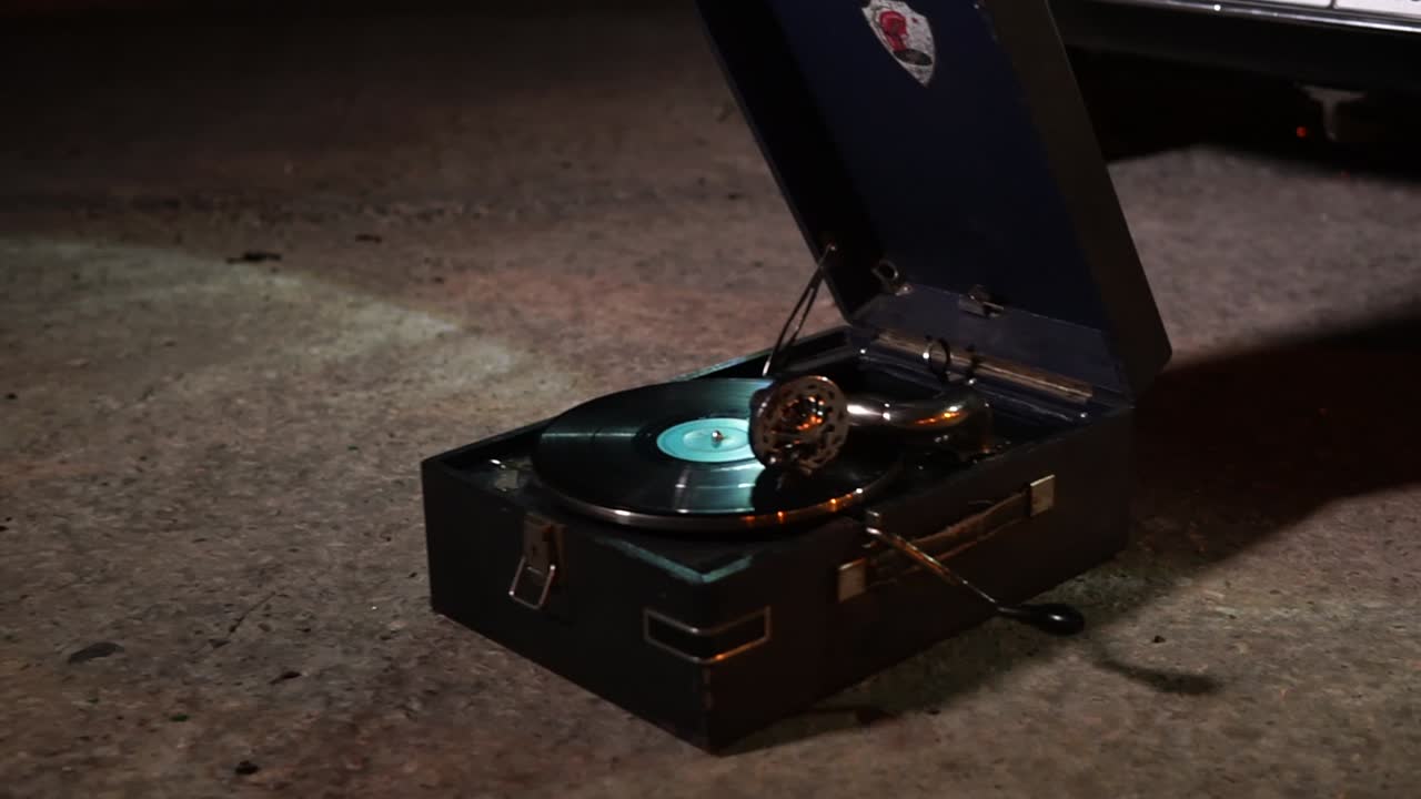 Giradischi vintage a terra di notte