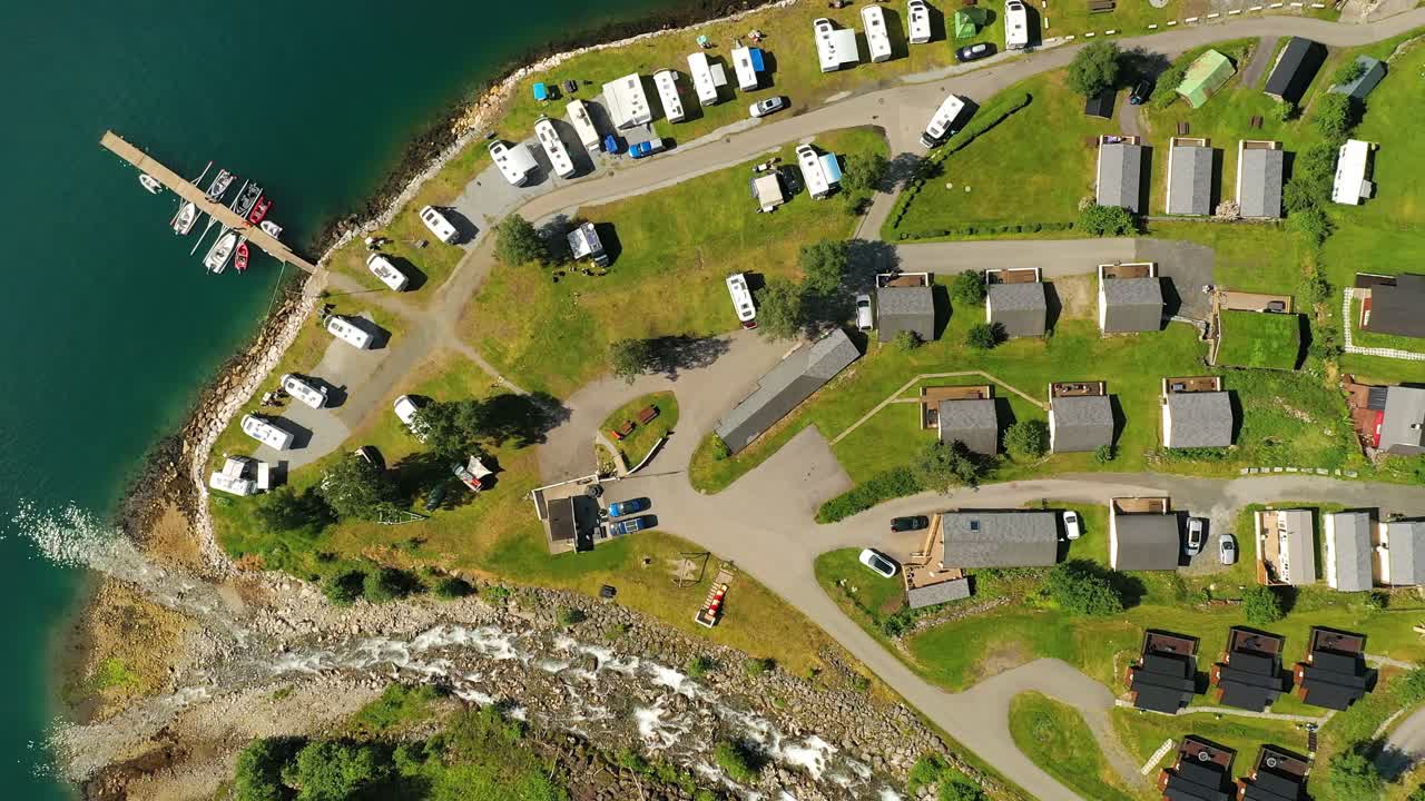 아름다운 자연 노르웨이 캠핑장의 공중 전망은 휴식을 취할 수 있습니다.