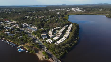 Alojamiento-En-El-Parque-De-Vacaciones-Del-Río-Noosa-En-La-Orilla-Del-Río-Noosa-En-Queensland