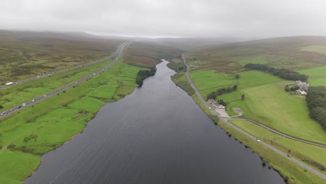 Luftaufnahme-Des-Booth-Wood-Reservoirs-Zwischen-Der-Autobahn-M62-In-West-Yorkshire-Und-Der-Malerischen-Landschaft-Des-Blackwood-Common-Valley