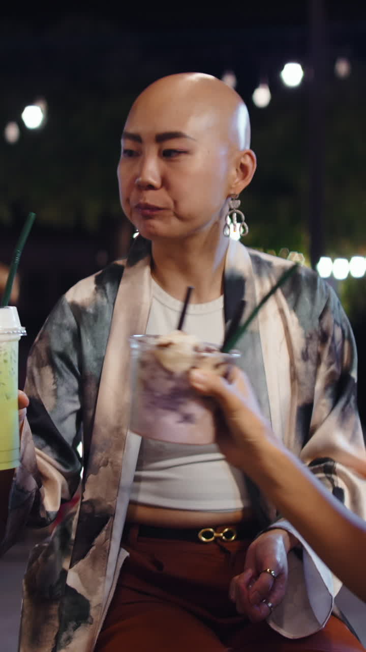 Người phụ nữ với ly matcha latte đá
